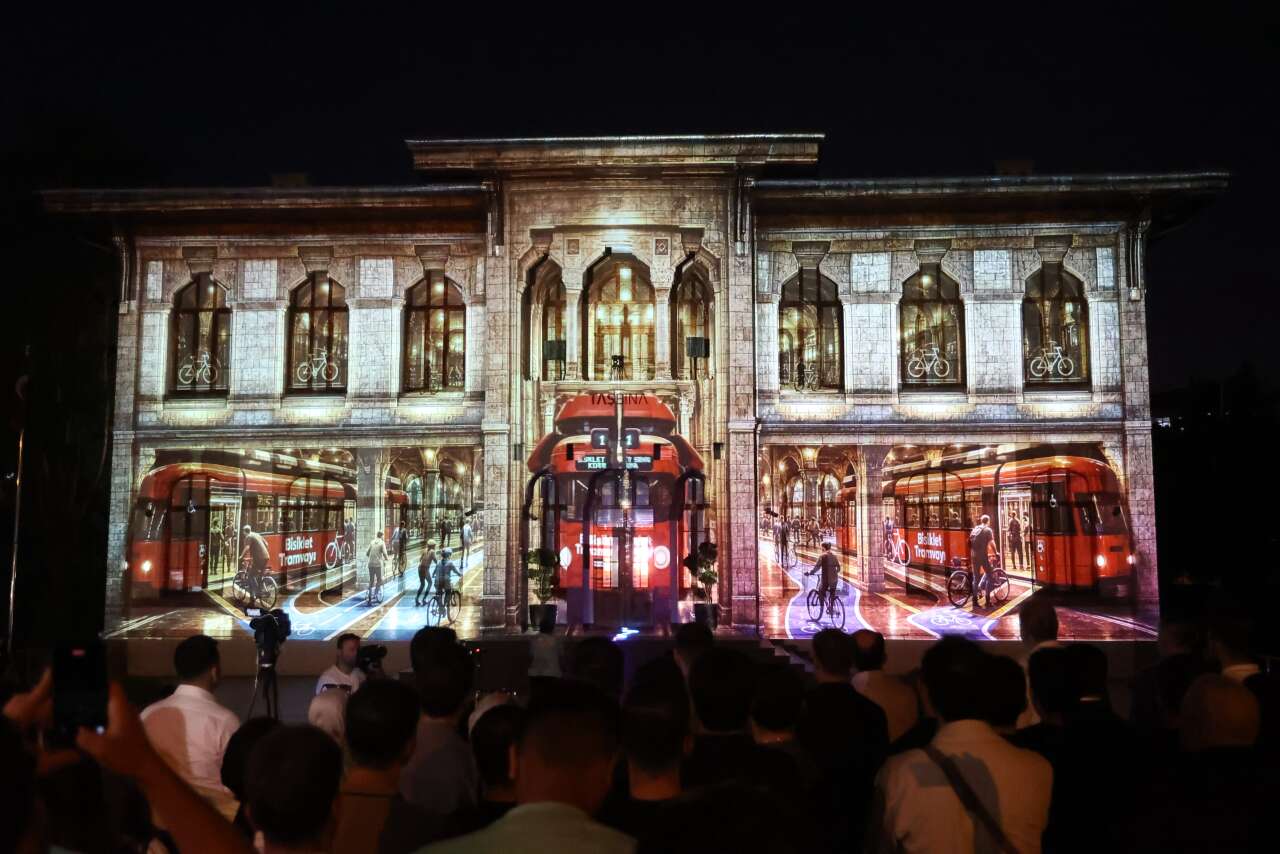 Konya Bisiklet Festivali başladı! Gökyüzünü drone’lar, tarihi yapıyı ışık gösterisi aydınlattı 5